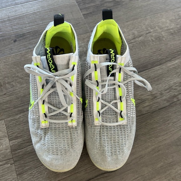Nike Air VaporMax Flyknit Sneakers 8.5 - Picture 2 of 6